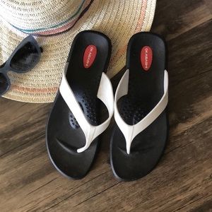 Okabashi White Thong Sandals size M/L